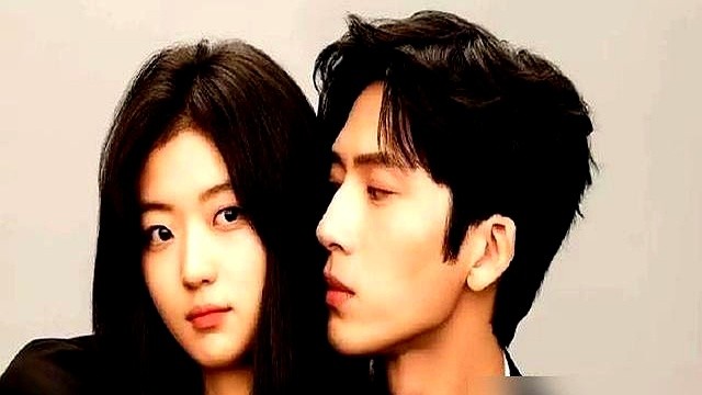 同一个男演员，上一部剧播得悄无声息，换个搭档立马热度登顶，平台连夜敲定原班人马拍续集。

影视圈最玄学的真不是演技，而是搭档之间的化学反应。井柏然演《钢铁森林》时水花寥寥，转头和孙千搭档《早春晴朗》，观众天天在弹幕催更。哪怕戏外他大大方方带着正牌女友刘雯看李荣浩演唱会，也丝毫没耽误剧里的CP感爆棚。