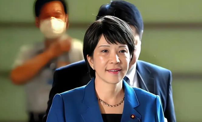 高市早苗夺权失败，麻生太郎 “太上皇” 之名名副其实，高市主持自民党高层改组，看似例行人事调整，实则一场无声的党内权力博弈！

9月16日自民党调整高层、17日改组内阁，麻生太郎继续当副总裁，铃木俊一继续当干事长，总务会长换梶山、国对换村井，其余核心基本没动。

外界看这是“改了个寂寞”，实际是把东
