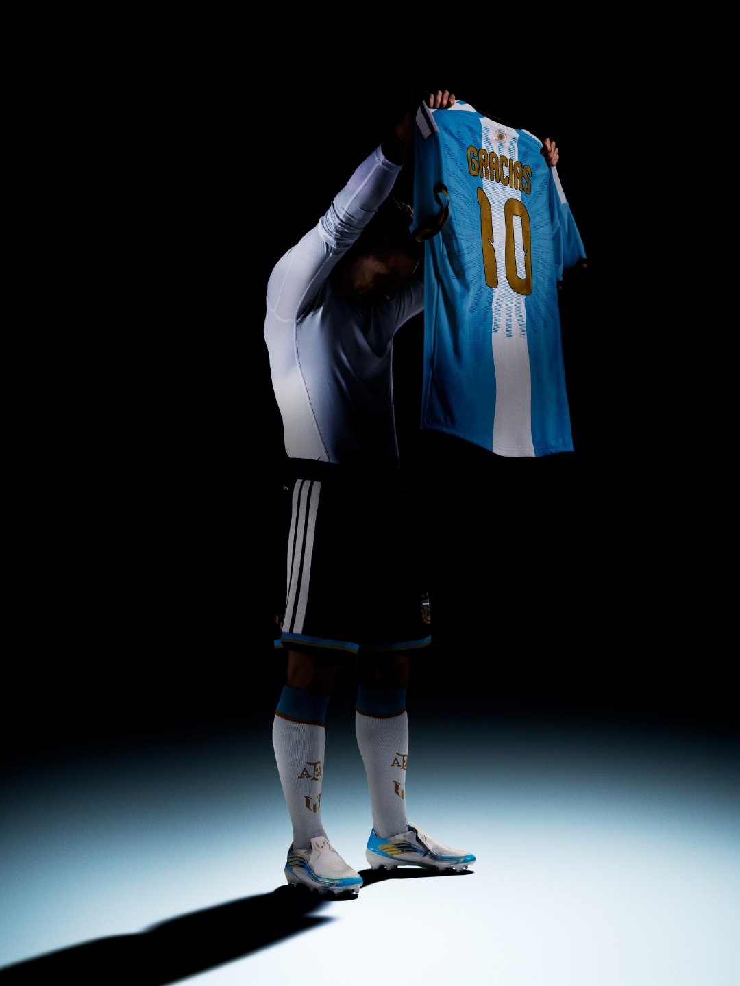 🇦🇷🐐梅西更新社媒再次告别！

“千言万语，已无需多言。一切尘埃落定，一切皆成过往。此刻，从我心底涌出的唯有两个字：谢谢，阿根廷。🇦🇷”

#阿根廷国家队##梅西[超话]# ​