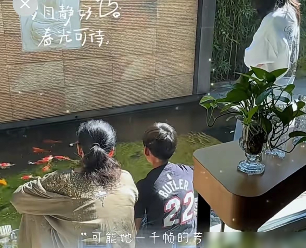 汪小菲12岁的闺女把长头发剪了，中秋视频里一直在抖腿。
张兰发的那条视频，镜头里的玥儿像换了个人，短发利索得认不出，坐沙发上腿就没停过。评论区直接炸了，有人翻出她小时候的影像对比，说这孩子眼神飘、动作停不下来，多半是家里添了弟弟心里不踏实。毕竟弟弟汪宝大年初七落地，全家围着转，当姐姐的突然从独宠变