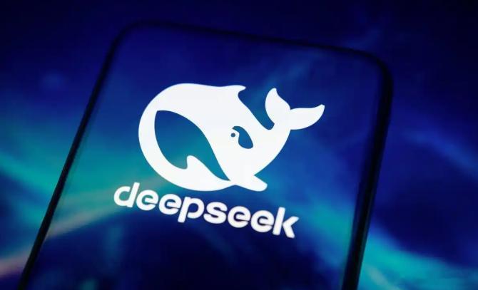 【#DeepSeek成立产品部##1.3亿免费用户如何变现#】近日，DeepSeek将Harness及Web、App、Platform团队整合为产品部，崔添翼统筹产品、设计和研发。QuestMobile 2026年6月显示，DeepSeek月活约1.30亿，居国内AI原生App第三，但同比降20.3%。其C端仍免费，年化营收超10亿美元几乎全来自API；前七月营收4.7 ​