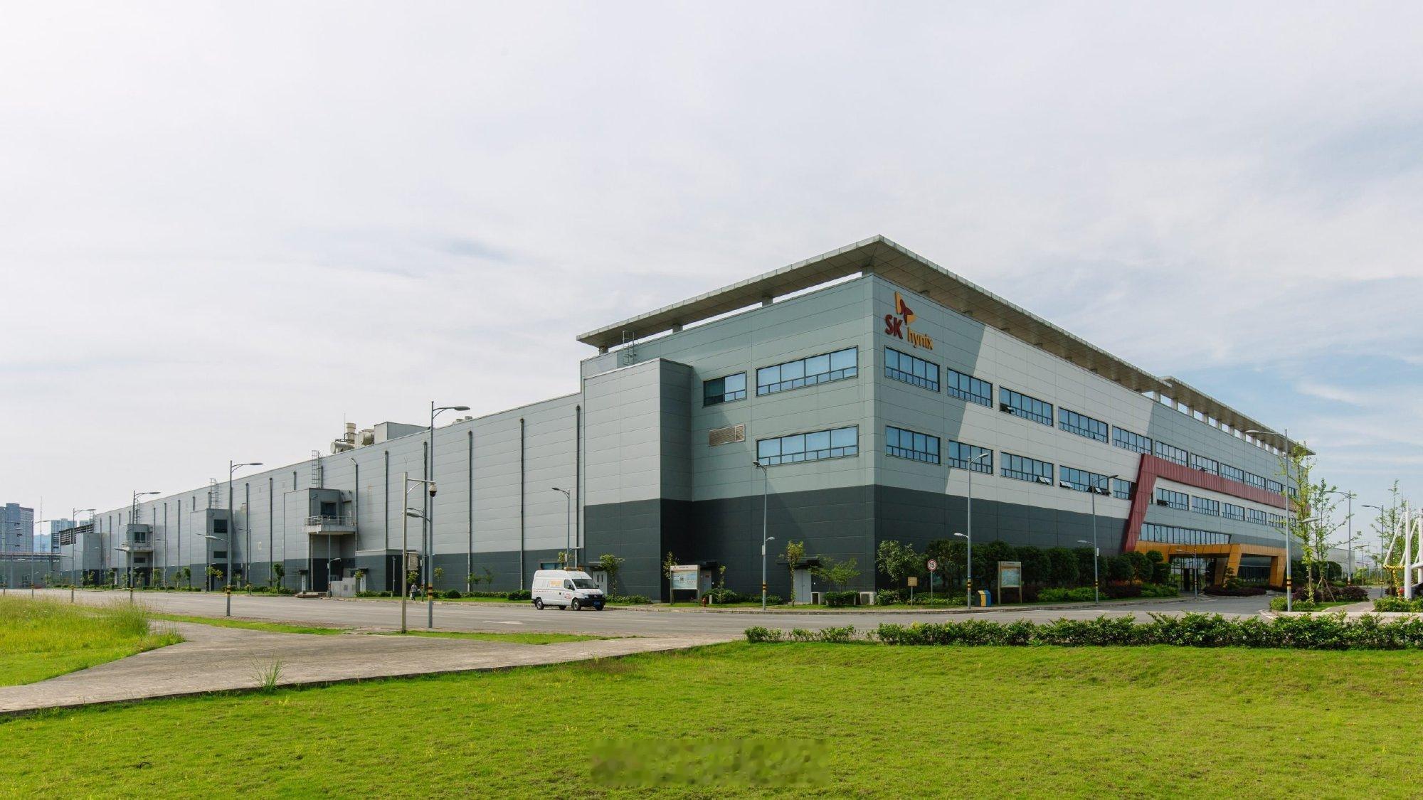 【SK海力士拟出售重庆工厂部分股权 估值或达30亿美元】彭博社7日（当...