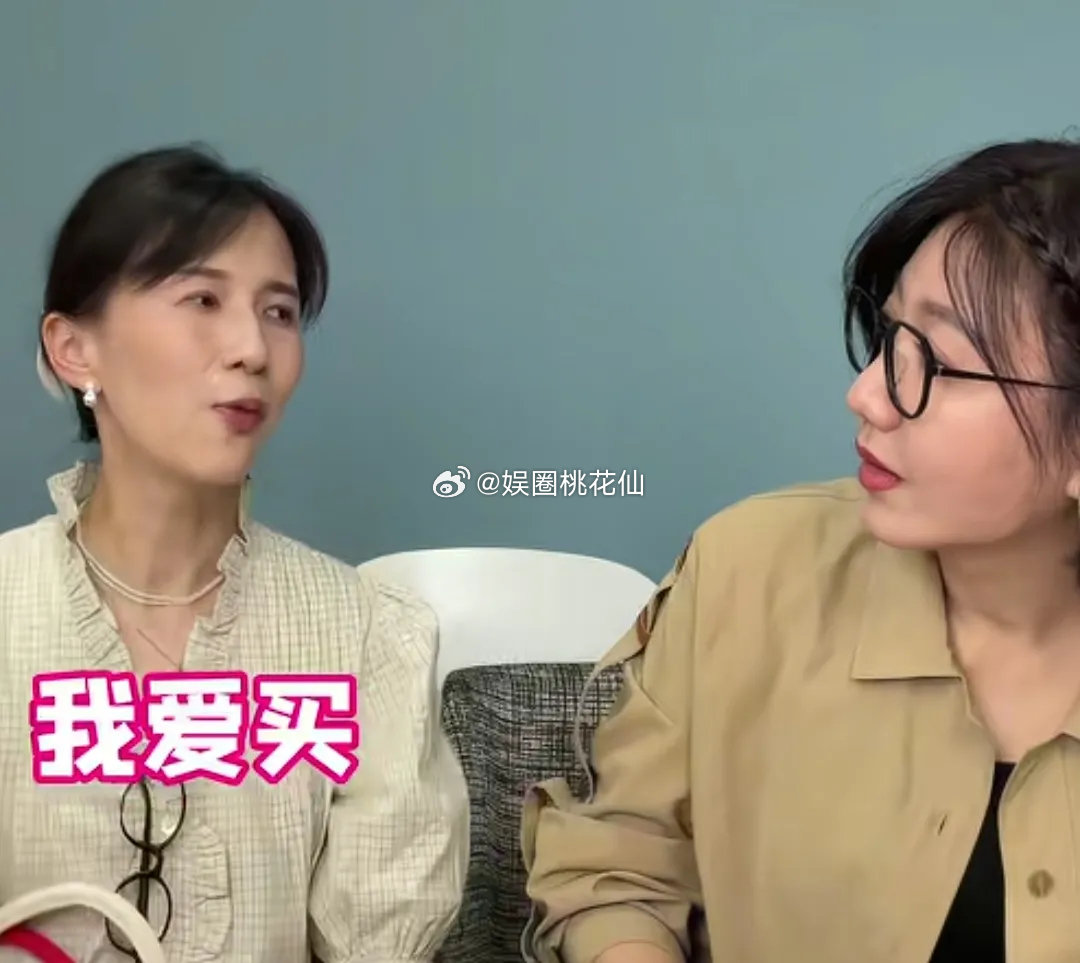 papi酱平时喜欢给自己买本，结果易立竞下一秒一句话差点让papi酱接不上话，易立竞：“你平时写字吗？”papi酱：“我只是，我爱买，对啊，对是。”
易立竞问问题总是能一针见血，不给对方一点反应的时间，这肯定是易立竞一时想起来问的，papi酱压根没时间思考。 ​