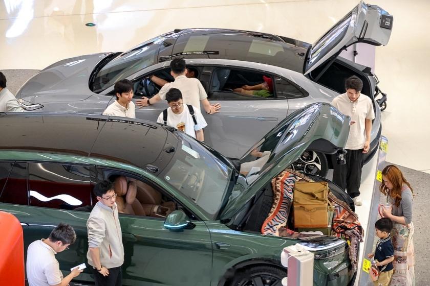 【8月国内乘用车零售量同比下跌超两成 内销全年下滑几成定局】 国内车市尚未展现出回暖迹象。8月，国内乘用车零售销量为154.1万辆，同比下跌23.6%。在2026年内，这一跌幅仅次于2月的25.4%。9月8日，中国汽车流通协会乘用车市场信息联席分会发布上述信息。

当前车市结构性分化加剧 ​