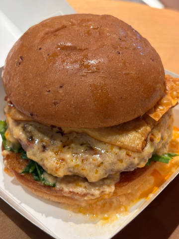 小李汉堡节🍔都挺好吃哇，跑马场那个甜甜圈把我吃腻住了，顶级糖油混合物……