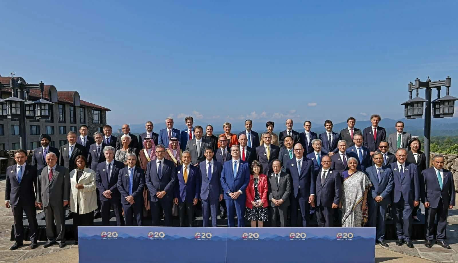 一张会议合影，野心彻底暴漏！G20峰会中方被安排坐最后一排，绝不止被冷落那么简单。
 
2026年9月2日，美国主办的G20财长和央行行长会议顺利落幕，会后的全员合影一经曝光，立刻在舆论场引发巨大争议。很多网友看完照片的第一感受就是反差感拉满：日本财务大臣和央行行长直接站在了第一排正中间，紧挨着美国