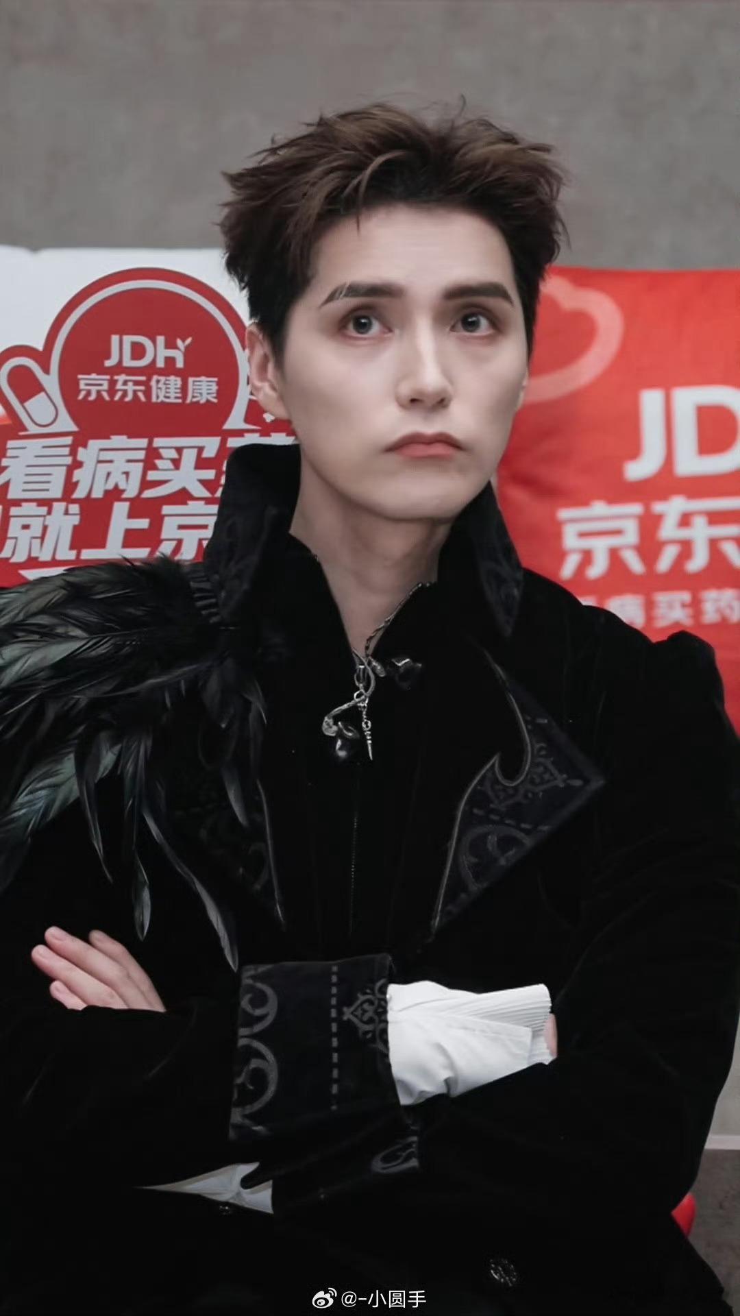 #阿云嘎[超话]# 阿云嘎绝对有一个有趣的灵魂。在披哥真人秀中几乎每一公都有让人百看不厌的镜头。一公选歌入场懵懂的“披着羊皮的狼”。二公吊单杠为了减轻重量几乎把身上能拆的负重都拆了，就连假发片都不放过；二公选歌环节趴在沙袋上喊“mj哥”真是弱小可怜又无助。三公烧烤环节的蒙语RAP搞笑值拉满 ​