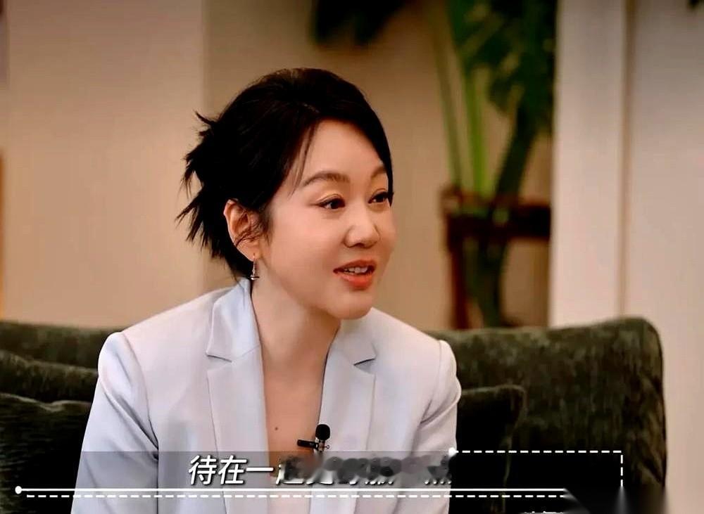 闫妮至今还住在上海的前夫家里。
孩子爸现在的爱人不仅没翻脸，还跟着同桌打掼蛋、负责给大伙拿吃的。
童瑶这些朋友目前依然在替这个五十多岁女人的下一步归宿干着急。
很多人一听这事，前妻现任处成了牌搭子，第一反应肯定是这女人境界真高，算是彻底活明白了。
其实根本不是什么看破红尘的豁达，这完全是被生活磨出来