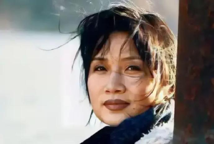 2000年，姜昆在国外偶然碰到出家的李娜，他忍不住好奇：“你到底为什么出家？”没想到，李娜的一番回答，让姜昆站在原地愣了半天，没能想通透。
 
姜昆看着李娜。她手里捻着念珠，眼睛垂着，像在看地上砖缝，又像什么都没看。好一会儿，她才抬起眼，那眼神很静，静得让姜昆觉得刚才的问题有点吵。
 
“这儿清静。