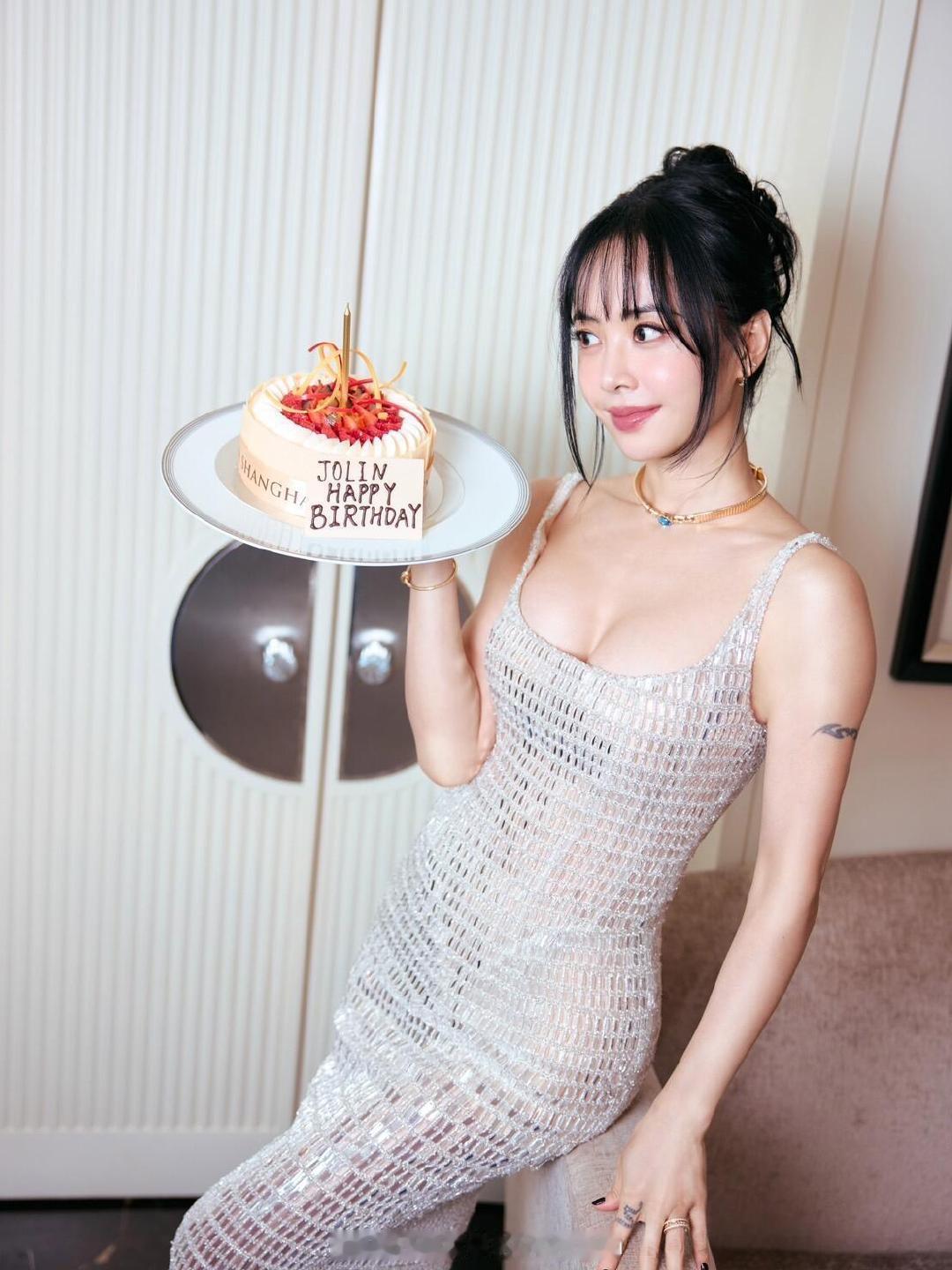 #蔡依林[超话]# 身著SS27高定禮服，銀白亮片勾勒修身曲線，細膩光澤隨步伐流動，簡約廓形與璀璨質感相遇，打造精緻又迷人的現代造型！
#蔡依林915生日快乐# ​