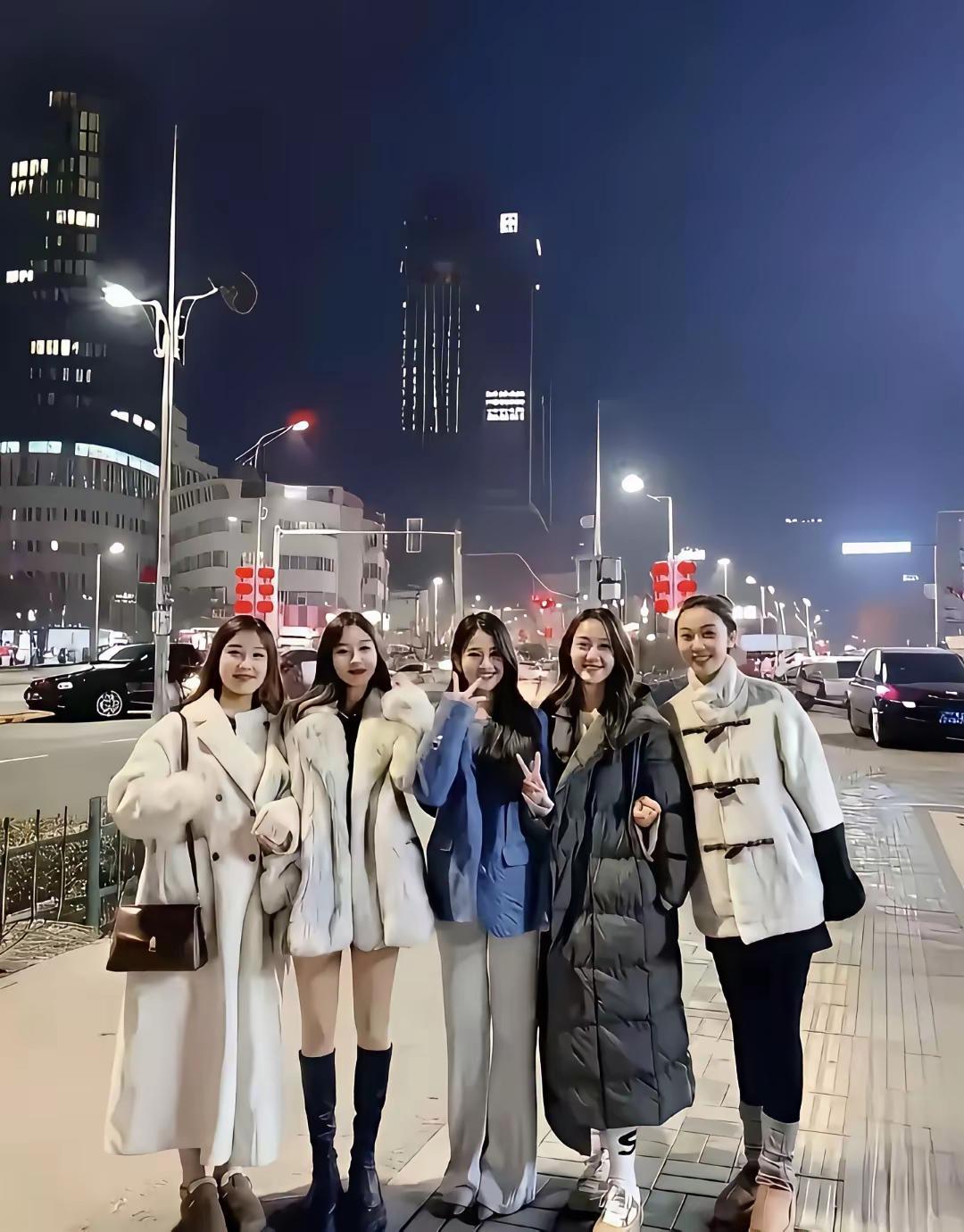 看到这五个漂亮的女孩子，我都不知道这是什么季节了？看她们有穿羽绒服的...