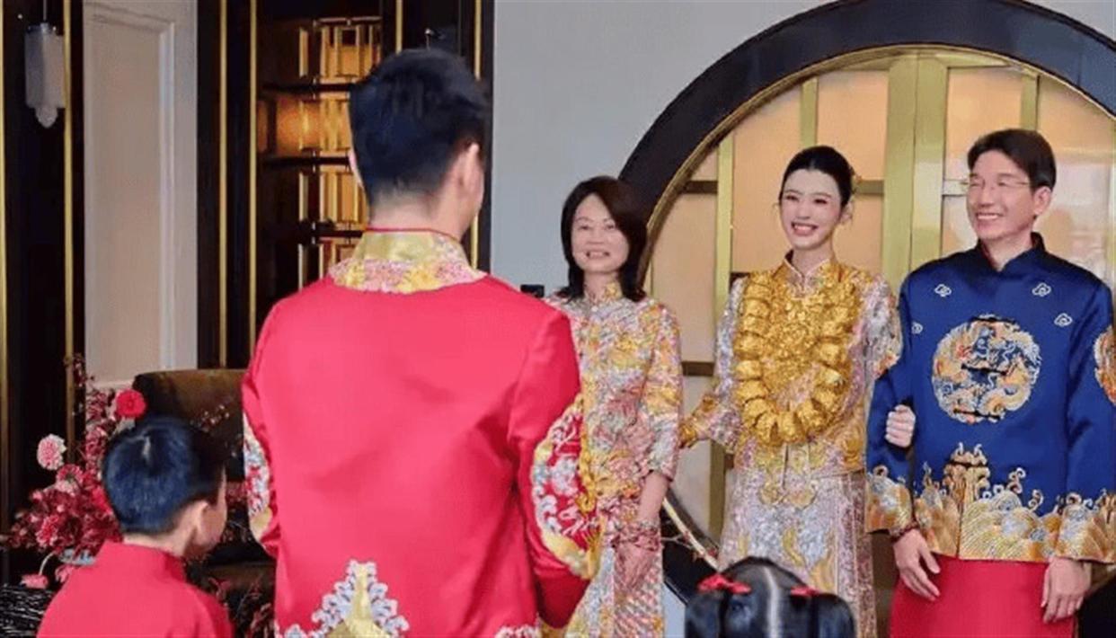 奚梦瑶晒四太送的豪礼！中式的裙褂配上了22只龙凤镯近300万呢 ​