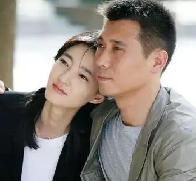 2015年，在一次拍戏过程中，李乃文抱着颜丙燕狂亲了十多次，后来颜丙燕实在忍不住了，略带生气的说：“你亲你媳妇就这么亲吗？鼻子直接顶着人家！”李乃文满脸通红的说了一句话，引得剧组里的人都哄堂大笑。
 
李乃文松了手，往后挪了半步。他抬手蹭了下自己的鼻尖，声音不大：“对不住，我……太使劲了。”
 
颜