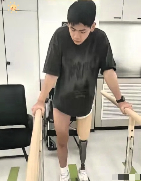真的太让人揪心了！
年轻速滑小将王新睿意外受伤被迫截肢，大好的运动生涯就此戛然而止！
 
这位07年出生的黑龙江小伙，本是青年速滑赛场极具潜力的新星！
日常训练中和队友意外碰撞，冰刀造成的严重伤情，历经多次救治还是没能保住左腿！
普通农家的父母靠零散务工养家，突如其来的巨额开销，全靠救助和爱心帮扶才