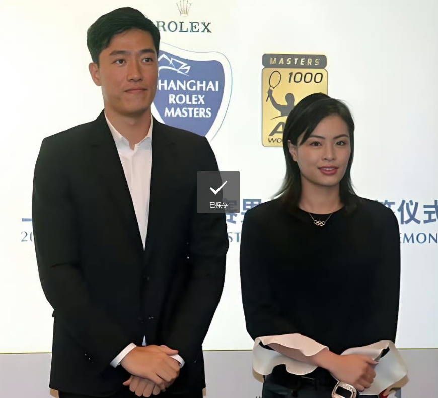 退役不是句号。
对运动员来说，往往是另一场考试开始了。
我看刘翔和吴敏霞的公开经历，最大的感受不是比较谁过得更好，而是很多冠军在离开赛场后，都要重新回答一个问题，我还能为体育做什么。
刘翔在运动员时代创造过辉煌，退役后也曾担任上海市体育局团委副书记。吴敏霞同样有体育系统工作经历，后来经历了婚姻和生育