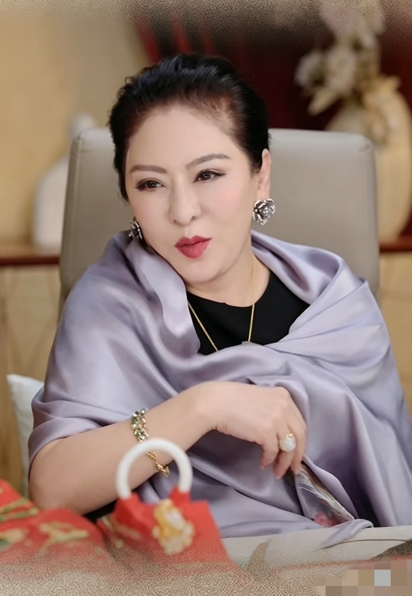 最近向太的一段视频，网上讨论还挺多。
 
她直言，两个人感情走到尽头，又是写小作文，又要把送出去的东西要回来，这种做法实在不大体面。
 
还说这样的行为，连有钱人圈子的档次都跟着拉低了。
 
好多网友看完都感叹，现在谈恋爱分手，居然还搞“仅退款”这一套，属实大开眼界。
 
向太也聊到以前港圈的相处方