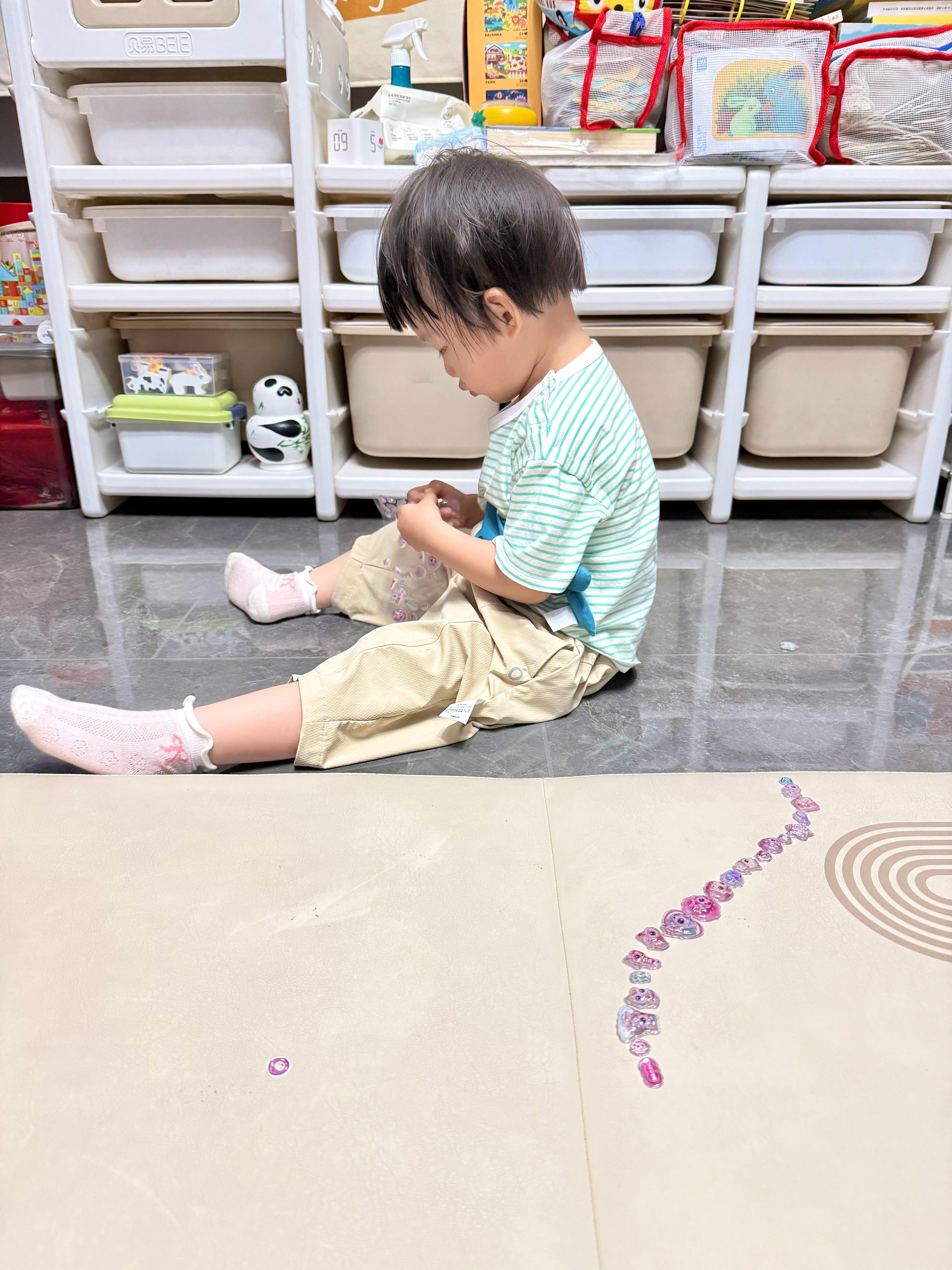 昨晚玩儿完喷泉团子说要去购物，芽姐就带着她去买了贴画。回来路上路过一家...