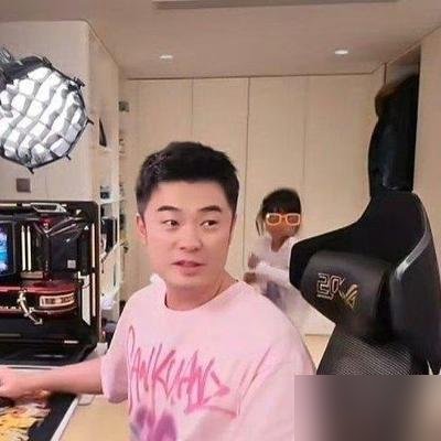陈赫晒出老婆送的电竞房，一墙的限量球鞋看得人头皮发麻。
镜头扫过去，那面墙比奢侈品店仓库还齐整。智能灯光一开，每双鞋都像供在展柜里的藏品。有人估算这一墙能顶二线城市一套首付，张子萱是真舍得，也是真懂他。
可这画面越精致，我越想起他九月份直播时说的那几句话。
腰椎滑脱，疼到录节目得靠护腰硬撑。他