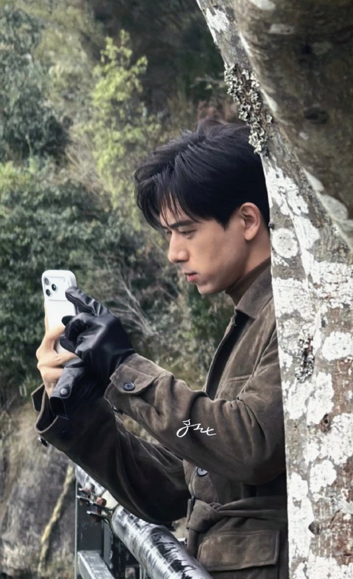 新鲜的李现~有网友在新西兰偶遇李现，随手拍下一组路人生图传到网上，画面里的李现一身棕褐色工装外套搭配高领内搭，手上戴着黑色手套，整套穿搭舒适又帅气，适配当地冬日环境。哥哥生图状态在线，整个人的气质干净利落。
不少网友调侃李现属实是到处飞，经常在不同城市、海外被路人偶遇。看现场还有工作人员随行，大家纷