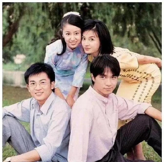 当年传得满城风雨的“40岁男未婚女未嫁就在一起”，到头来不过是成年人最体面的挡箭牌。
林心如掐着40岁的关口，转身风风光光嫁给了霍建华。
留下苏有朋一个人，到现在还乐呵呵当着他的黄金单身汉。
很多人至今想不明白，从《还珠格格》到《情深深雨濛濛》，这俩人绑定了大半辈子，怎么就硬生生处成了“铁哥们