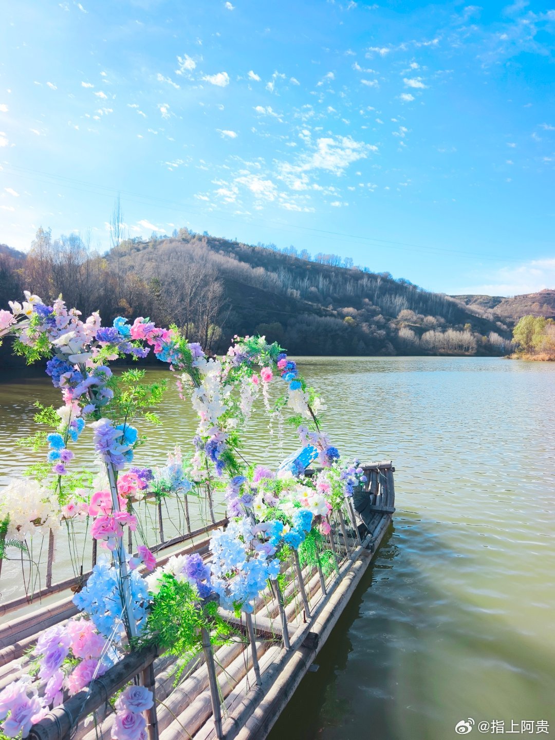红星照耀青春长征路【踏访吴起南沟村｜黄土高原上的绿色新长征】这里曾黄沙漫天，一代代人接续植树，开启一场黄土高原上的“绿色长征”，让荒坡变林海。村里依托良好生态，发展山地苹果、林下种养，打造农旅融合景区。果园连片、湖光山色，采摘、研学、休闲旅游多点开花，村集体经济持续壮大，在家门口拓宽村民增收渠道。红色底蕴浸润乡土，绿色实践振兴乡村。从当年红军的长征跋涉，到今天乡亲们治山兴产的奋斗，同是不畏艰难、久久为功。长征精神在此落地生根，在黄土沟壑间，铺展乡村振兴的鲜活答卷。新长征路上新青年寻美陕西 延安·南泥湾风景区