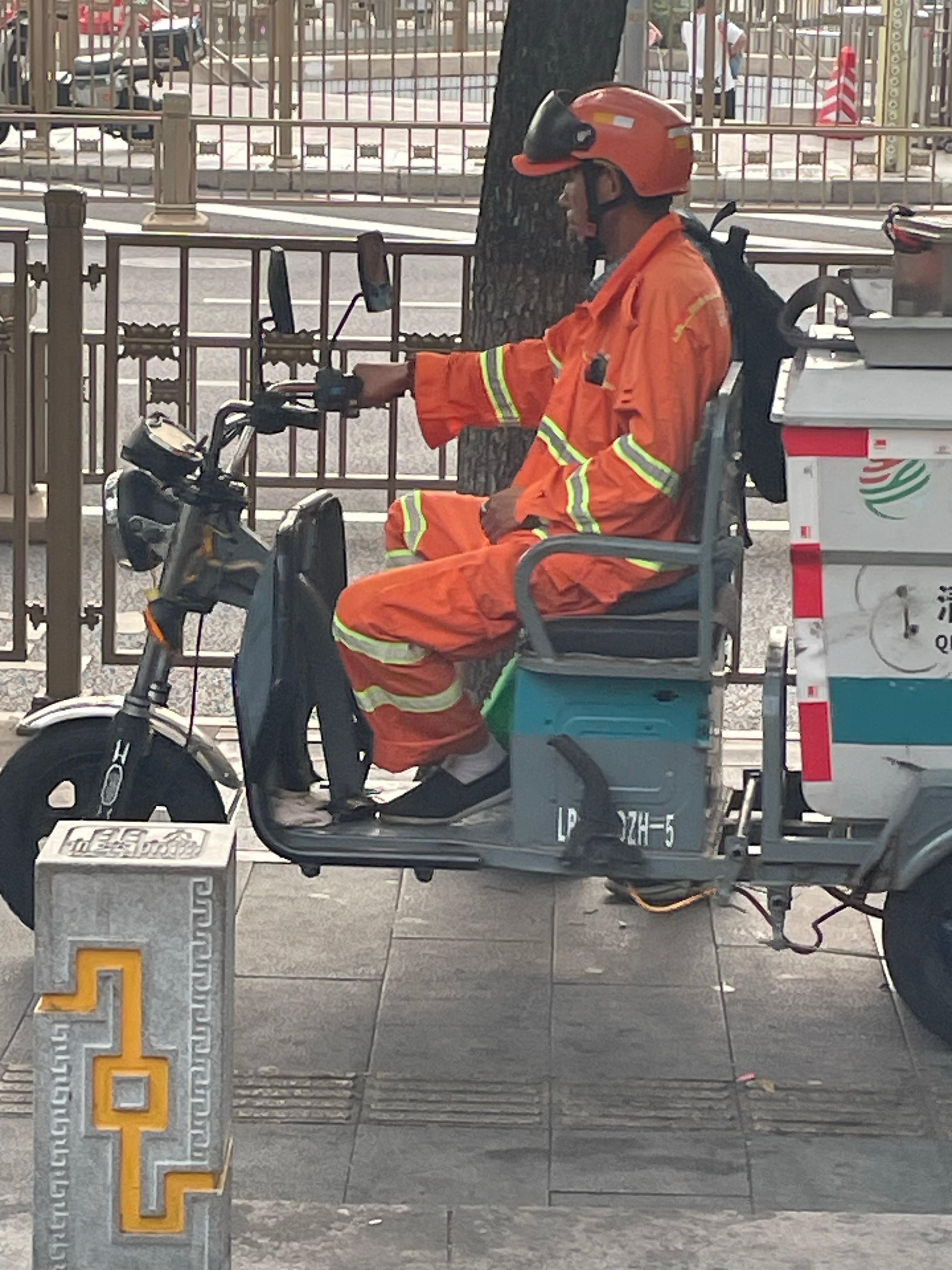 街拍环卫工人和农民工的布鞋[太开心]  ​