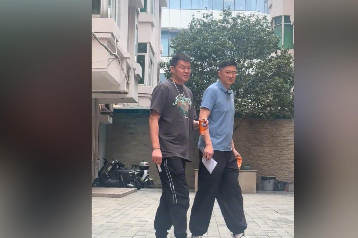 今晚宏远主场打广厦，球还没跳球，网上先把“陈海涛认错”、“朱芳雨即将复职”的大戏给编圆了
 
传闻说老朱今晚要坐在场边看比赛，一群人就坐不住了，非说这是高层幡然醒悟，要把辞职的总经理重新请回帅座，这种联想未免也太能自我安慰了
 
一个为球队流血流汗打了半辈子的功勋老将，哪怕顶着个挂名的荣誉顾问头衔，