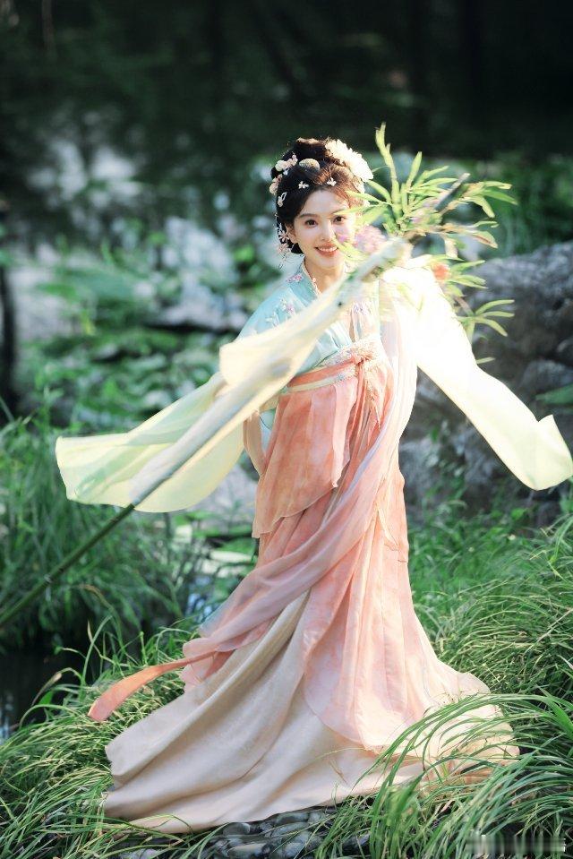 #章若楠[超话]##章若楠想把你和时间藏起来# zrn #章若楠沈千盏#

追星的意义是你们各自努力付出 她走进你心里 你出现在她面前 你们顶峰相见 都遇到最好的自己

​