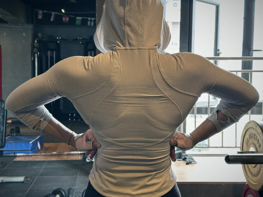 别说没见过隔着衣服展背