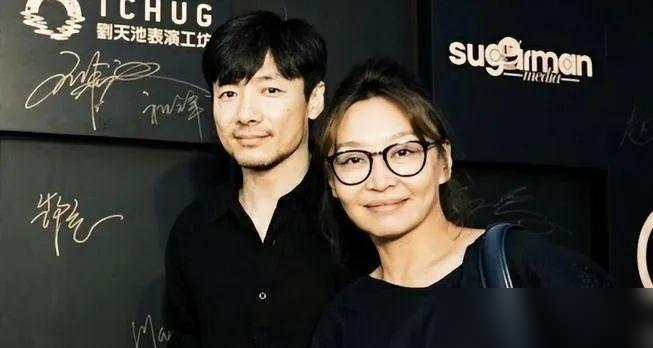 祖峰的儿子，至今没几个人见过长啥样。
他跟刘天池结婚十几年，不晒娃，不立人设，两口子把日子过得像地下工作。一个演《潜伏》里的李涯，克制成那样，戏外更收着。一个中戏教表演，邓超、白百何都从她手里过，回家照样洗衣做饭。
圈里人都说祖峰是减法演戏，刘天池是加法教戏。一动一静，愣是没红过脸。
最狠的是