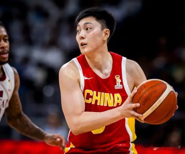 祝贺胡明轩再次戴上国家队队长的袖标。
      据媒体人宋翔报道，中国男篮出征亚运会，胡明轩任队长，因为前期胡明轩出任过中国男篮队长，这次又承担起国家队重任，在此表示祝贺。
       同时也有几句话想对胡明轩说：一，既要承担责任，又要打出团队篮球，过去胡明轩自己进攻欲望强烈，但是分享球不够，这