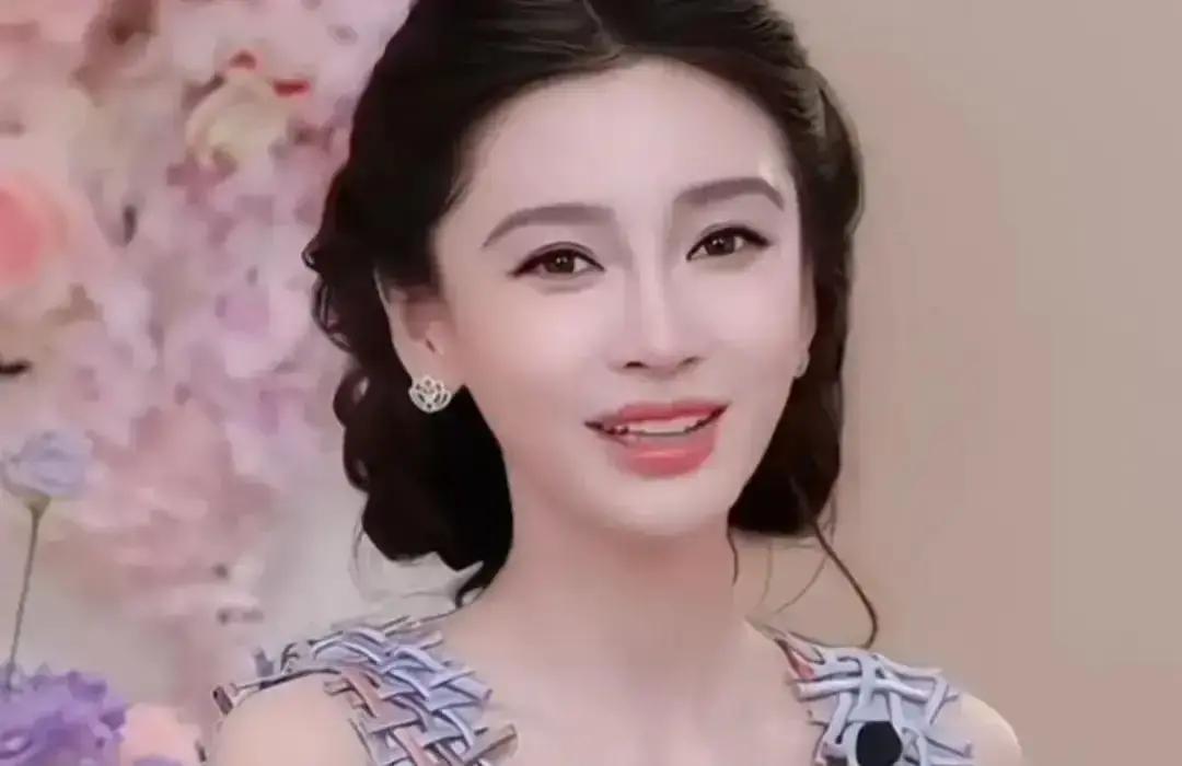 杨颖在直播间被网友当面挑剔眼纹和法令纹，甚至委屈到当场带着哭腔诉苦，这件事实在让人五味杂陈。
2026年10月18日的一场品牌直播里，她看着满屏对她脸部状态的评头论足，声音发颤地感叹，现在的设备实在太高清，大家的要求也太苛刻了。
“说有眼纹、法令纹显老，真的好难，好想哭啊。”
这句话脱口而出的