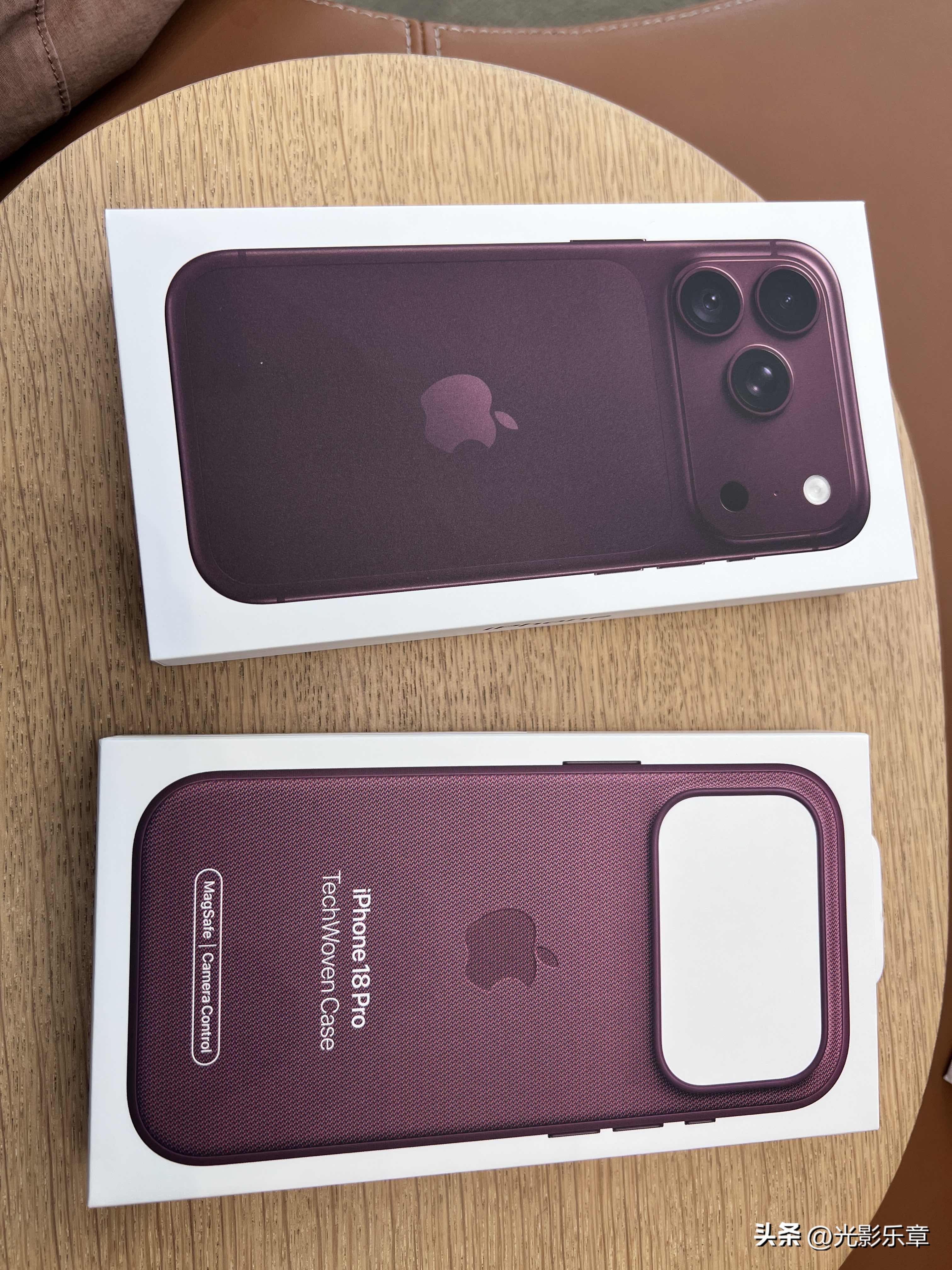 从8GB到1TB
昨天上午在香港苹果网站上下了个单，然后就去中环提货，柜台的香港小姐姐很热情，整个过程很丝滑，也很愉快。
从我1代的128MB内存、8GB存储，到现在手上的12GB内存、1TB的存储，时间已经过去了十九年了。虽然1代和18Pro比，逊太多了，但是当年，我拿到1代iPhone（还是盗版