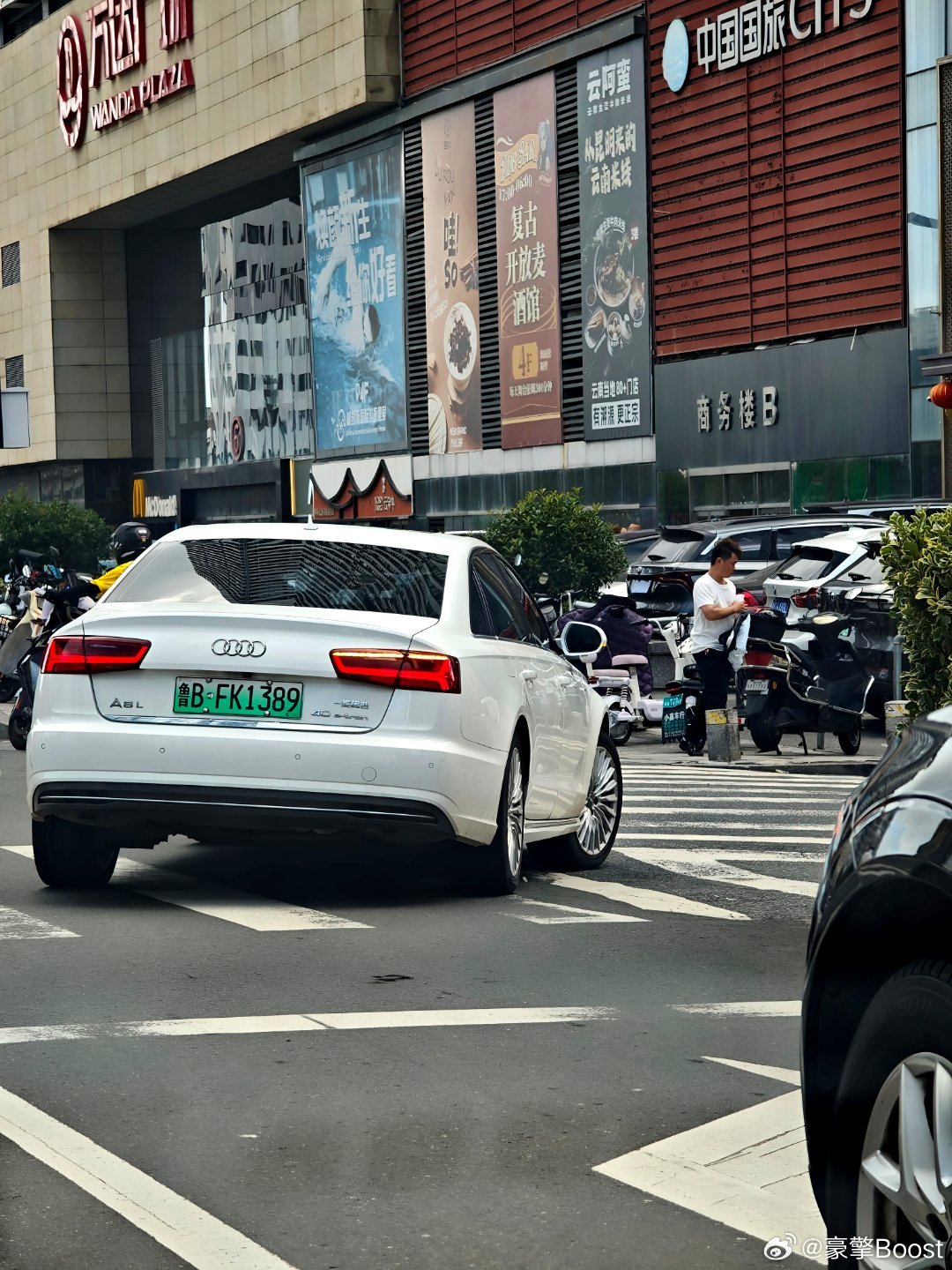 白色混动A6L，纯电也就跑50km不到。到底是什么人会买这个爹回来? ​
