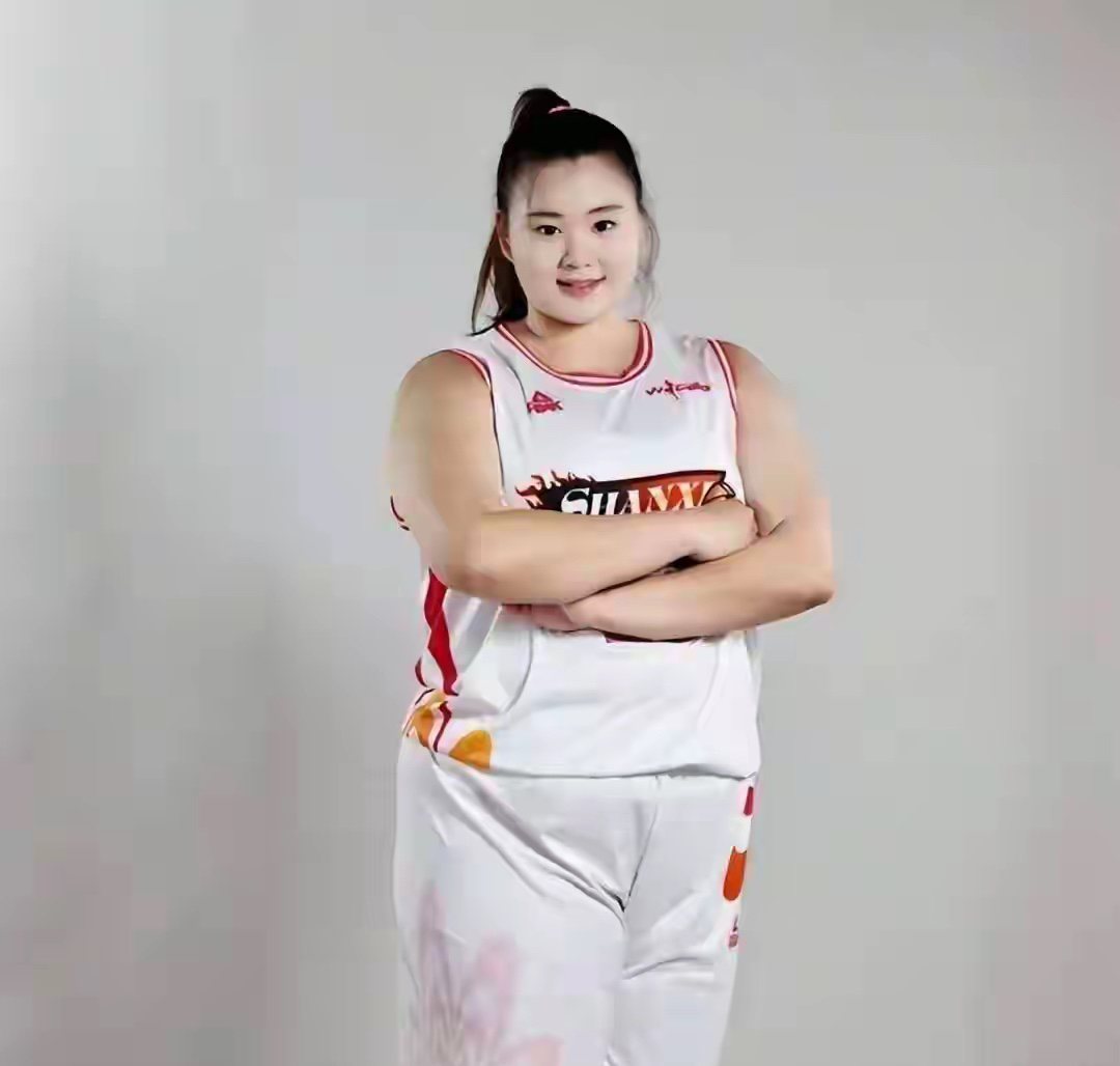 刘禹彤：“三十年河东，三十年河西，终于轮到本大宝贝出场了！”

亚运会大名单出炉，韩旭和小宝缺席，张子宇、陈明伶、刘禹彤入选中锋大名单。

目前看来，刘禹彤作为首发中锋出场的可能性很大。

女篮世界杯，由于中国队内线实在是人才济济，大宝贝遗憾落选。

这波亚运会，刘禹彤势必要找回场子。

从技术角度