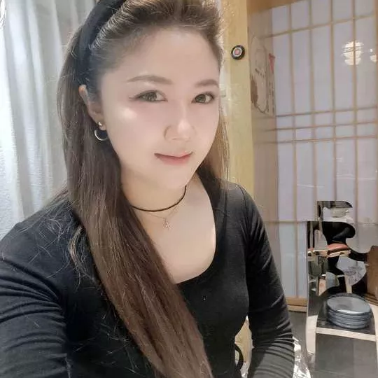 优雅黑衣美人，精致妆容，厨房中的甜美瞬间