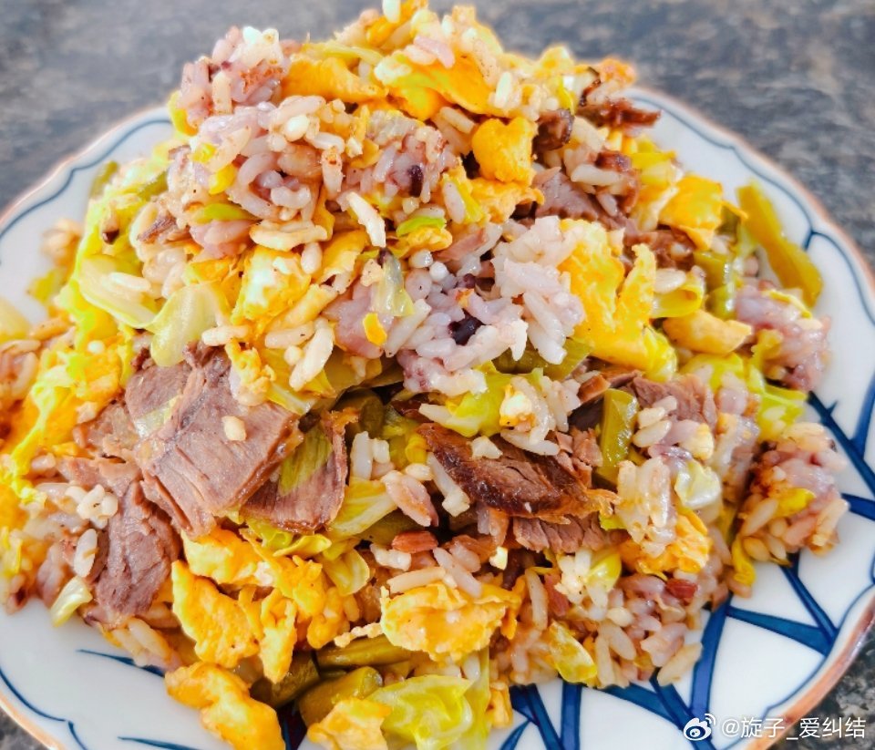 #今天吃什么# 
今天午餐吃个炒饭吧，晚上再好好做饭。青菜，鸡蛋，牛肉，碳水都有了，营养也是够了！
#张一鸣2000亿财富增量来自哪里#
乍一看看成赵一鸣，谁让我爱吃零食[允悲]
张一鸣，字节跳动创始人，抖音之父，他的财富估计各位都有贡献。 ​