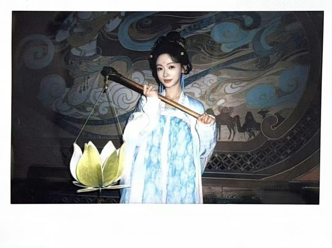 🧂#吴谨言孟廷辉#wjy#吴谨言御廷谣#

从黑沙中爬起，在科场中站立。她偷过、骗过、挣扎过，却从未屈服过。孟廷辉的野心，不是后宫的凤冠，而是朝堂的乌纱——我要登金銮殿，烧尽天下黑伞！

吴谨言秦长歌｜吴谨言凤不栖｜吴谨言周燕｜吴谨言重生之门源起｜吴谨言孟廷辉｜吴谨言御廷谣｜回来 ​