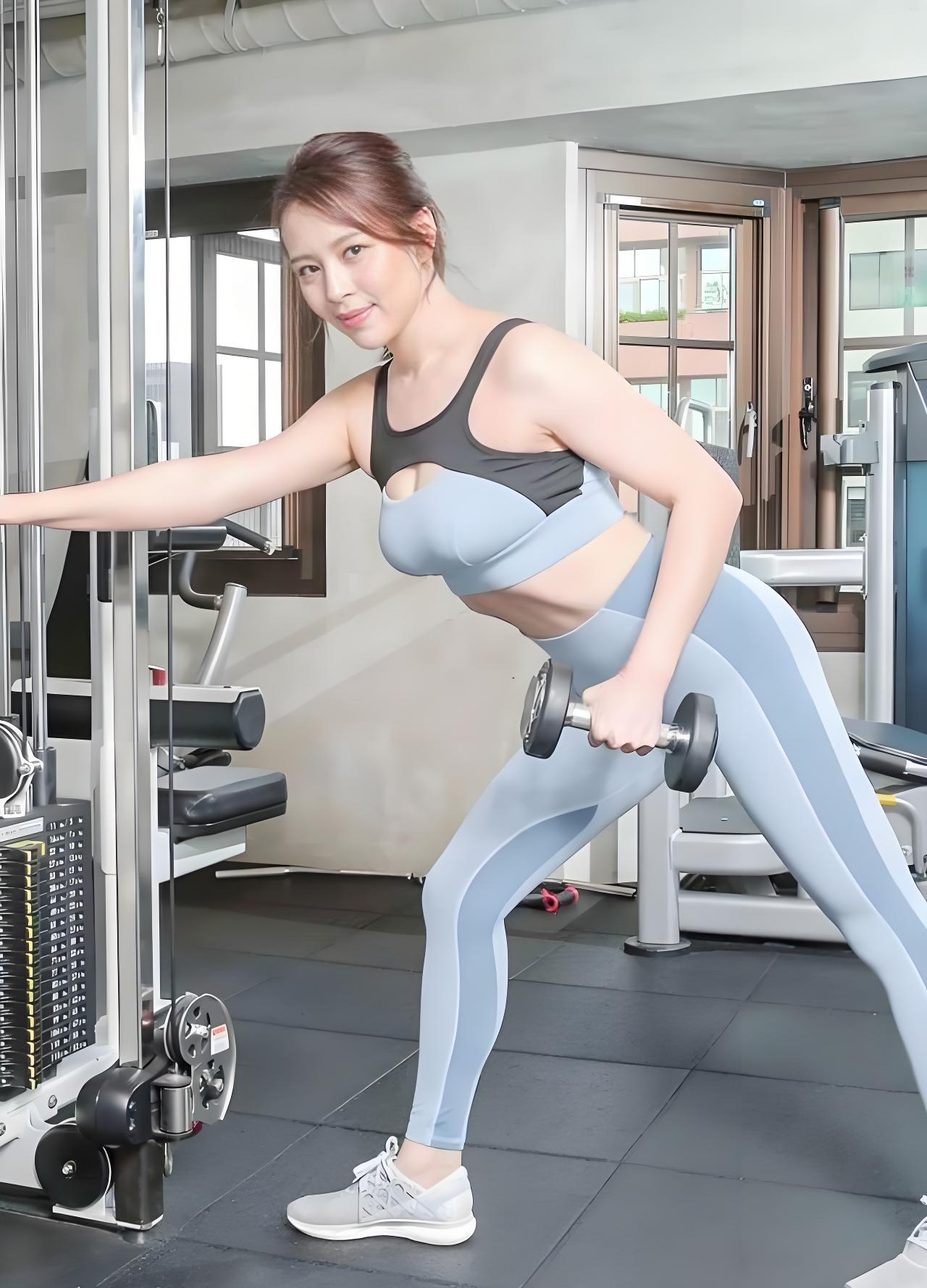 美女刘品言健身房挥汗如雨，运动健身美照。刘品言身材保持如此火辣，应该跟...