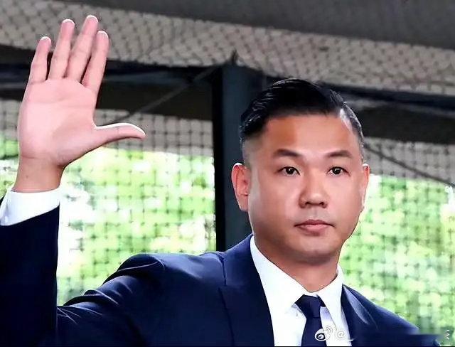 陈建州尚未完全脱险，范玮琪双眼哭肿露面医院，小S被吓坏后发声 ​