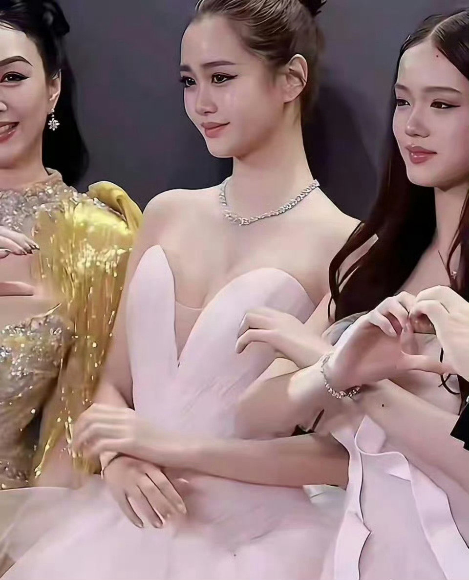 钟丽缇小女儿考拉才16岁却凭颜值出圈，这脸太高级了 ​