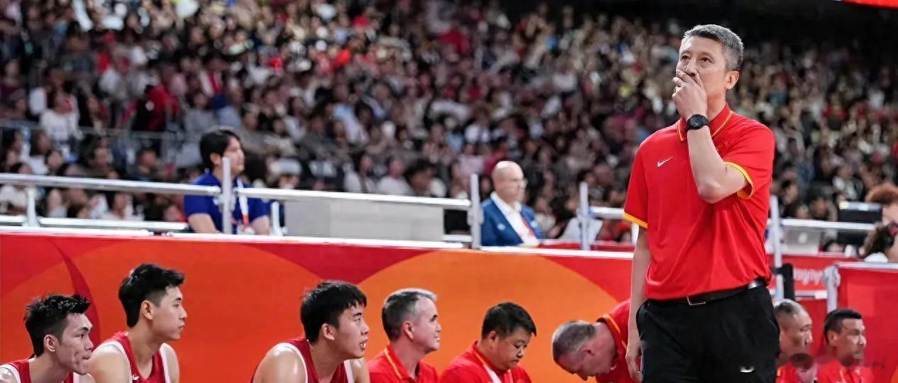 这不能只看一场比赛，也不能靠情绪下结论。郭士强熟悉中国篮球环境，带队经验和沟通能力是优势，继续留任有利于保持体系稳定，避免男篮频繁换帅、反复推倒重来。

但稳定不等于不变。若球队长期暴露出进攻手段单一、关