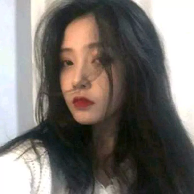 低调的优雅，红唇与黑发的完美结合💋✨