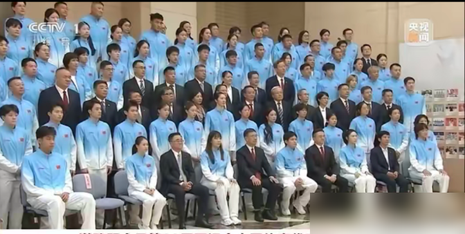 21岁林诗栋直接坐在了合影第一排，王楚钦站第二排。就这一张照片，国乒的天，变了。
名古屋亚运会总结大会，座次是按成绩排的。林诗栋3金1银，男单决赛4比0横扫王楚钦，赢得干脆。赛后他自己说，运气好，对手累了、带着伤。但没人能忽视那枚单打金牌的分量，他一路干掉的全是硬茬。
王楚钦呢？三块银牌，没有金