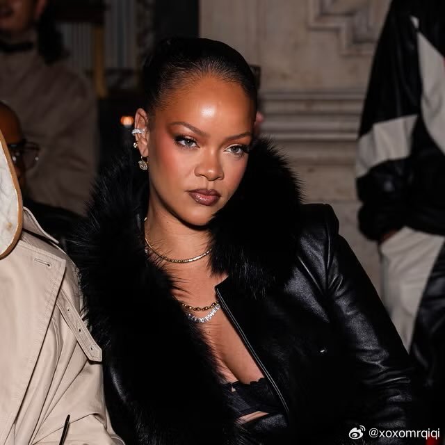 Rihanna 点赞了一条 Instagram 帖子，内容拉踩霉霉Taylor Swift：尽管Rihanna 已经十年没有发行专辑，但目前她的 Spotify 月收听人数高于对方。

Drake、Lady Gaga、Bad Bunny等人视频也同时提及。 ​