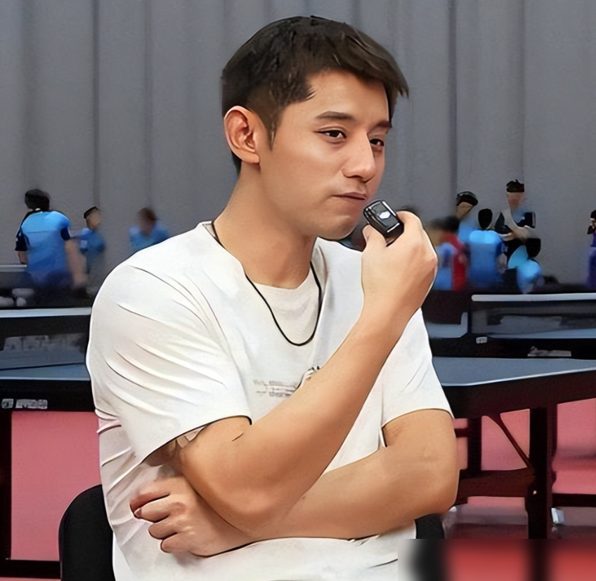 刘丁硕直播时一句话把桌子掀了：正常教练一小时200块起步，我压根没见过两位数的课时费。
这话指向性太强了。张继科那边刚被曝出培训班一个月980起步，折算下来一节课不到30块，还是奥运冠军亲自下场。
再看陈梦的球馆，长期训练一个月4000，寒假集训10天敢收5000，请的还是国家队退休功勋教练。这