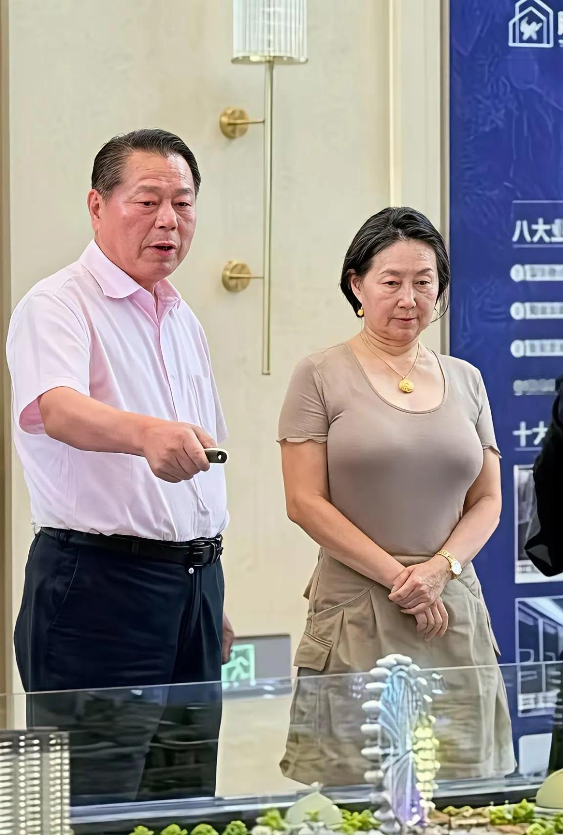 何超琼这次来到内地，说实话，很多人的第一反应是：赌王之女又有什么大动作？但仔细想想，一个年过花甲的女企业家，频繁往返于港澳与内地之间，图的真不是那点曝光度。
 
大众很容易被豪门标签框住对她的认知，把她所有的出行都解读成商业造势或是博取关注度。很少有人愿意回望她一路走来的成长轨迹。年少时远赴美国攻读