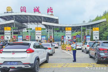 动态优化保畅举措、细化服务保障、压实安全责任——
山西：高速公路准备就绪 护航群众美好出行

　　近日，在临汾市南辛店收费站“光储充”一体化兆瓦级重卡充电站内，司机正在排队充电。作为“西煤东运、晋煤外运”零碳运输走廊的重要服务节点，这里不仅为沿线电动重卡提供坚实补能保障，更面向家用新 ​