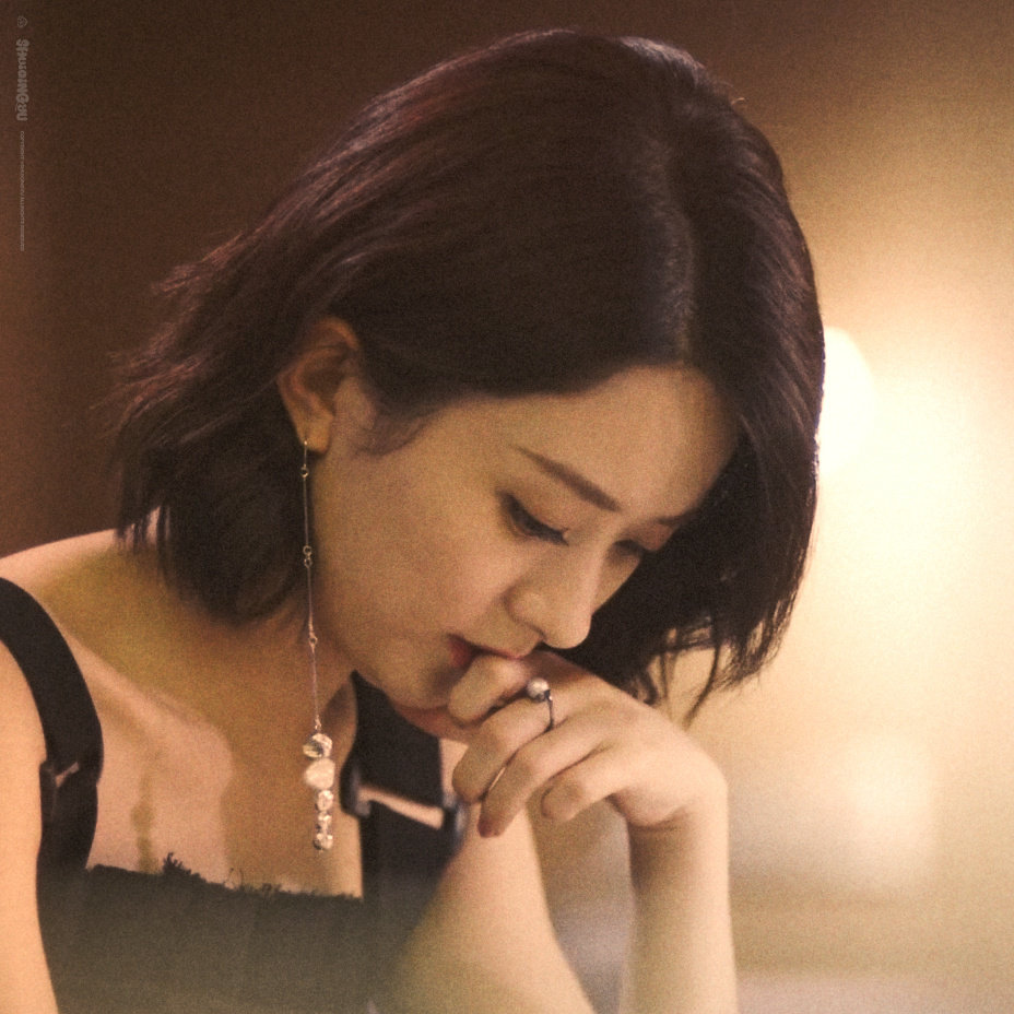 #赵丽颖女本位宇宙# 就连早期电视剧中饰演“傻白甜”江百合，赵姐在海报中都是绝对C位诶[期待]！一步步稳扎稳打从小龙套到大女主，每个角色都带给人全新的感受[努力]，怪不得被称为女频界无法翻越的山呢[抱一抱]！#赵丽颖最窝囊的剧也站C位# ​
