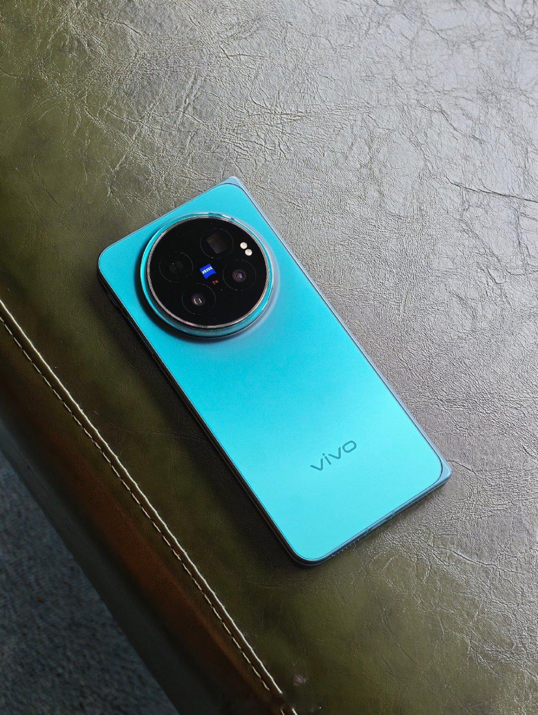 从今天开始，从vivo X300s换到vivo X Fold6用用，好好感受下大屏折叠的魅力，特别是大屏娱乐、办公[流鼻血]

问题来了，有没有推荐的磁吸手机壳？[允悲] ​